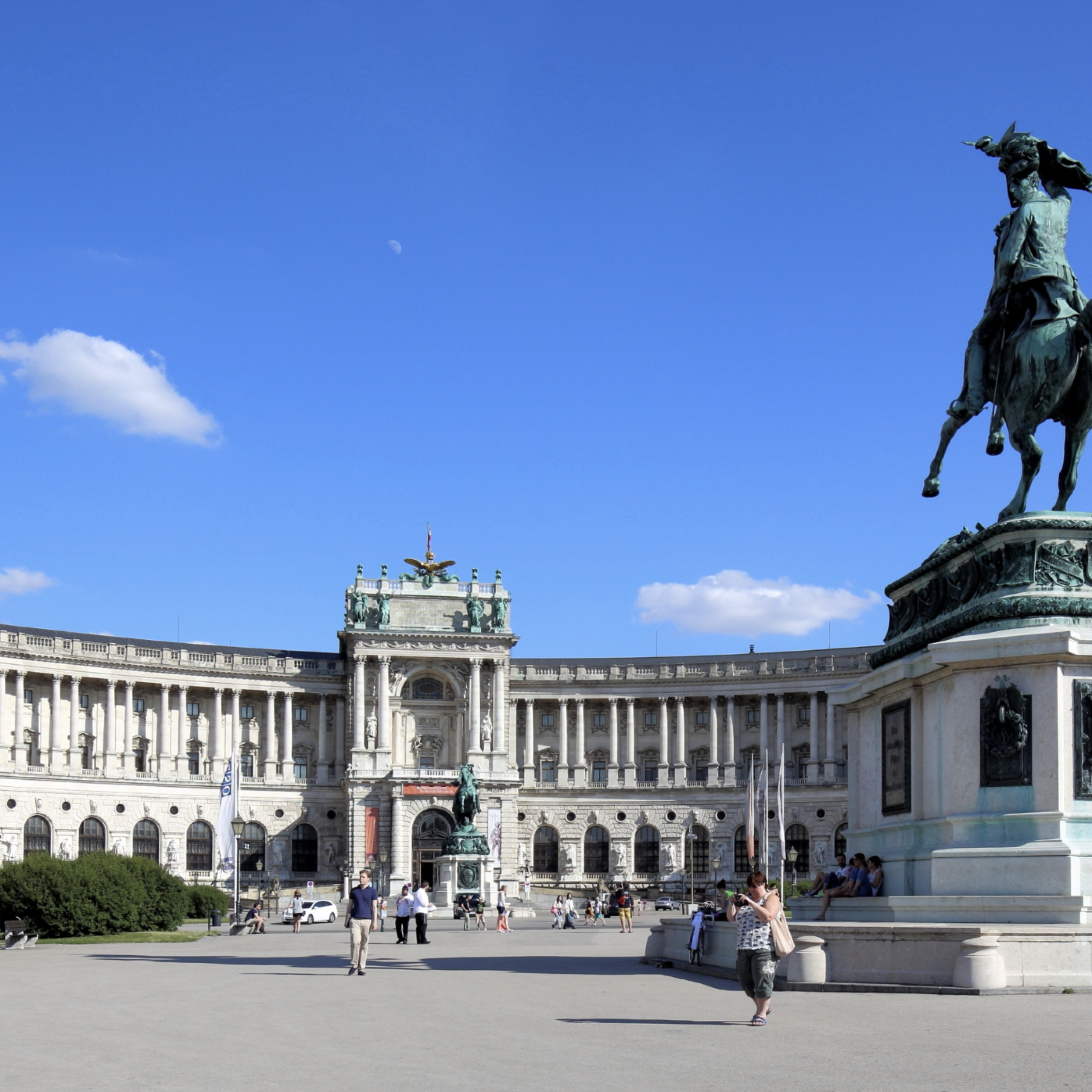 📍 Heldenplatz – Where History Echoes